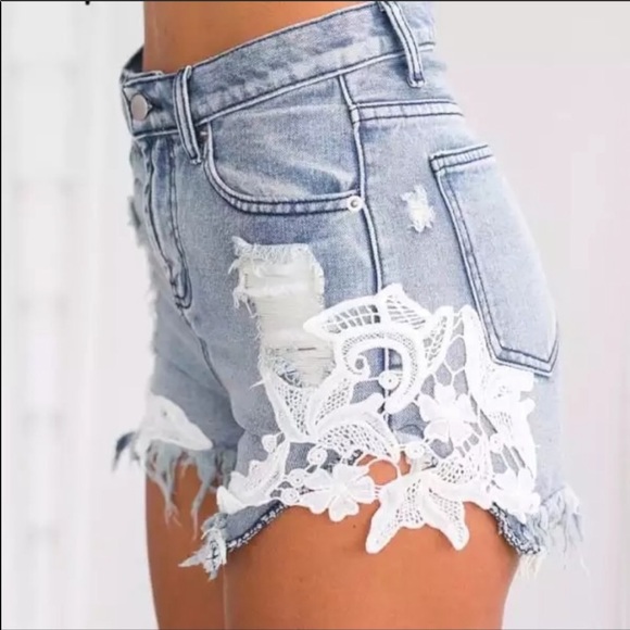 Distressed jean shorts with floral details - Picture 3 of 4
